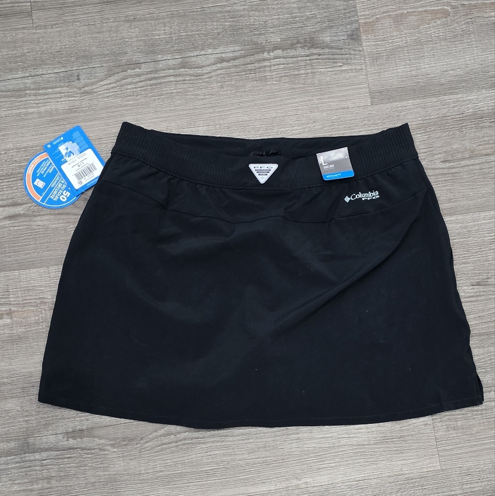 Columbia black athletic mini  skirt with attached under shorts size large NWT
